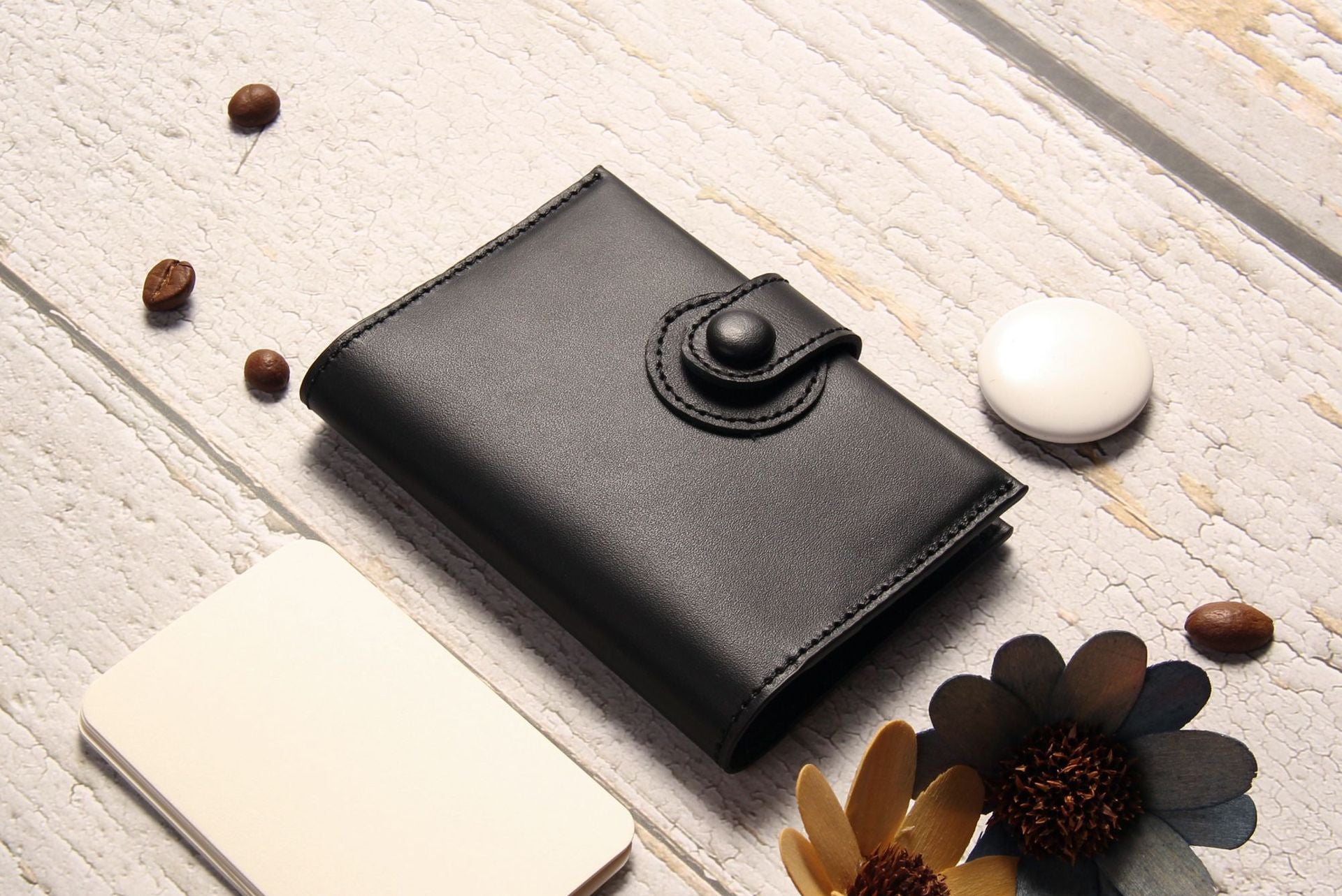 Men's Genuine Leather AirTag Wallet – RFID Blocking with ID Window & Card Storage